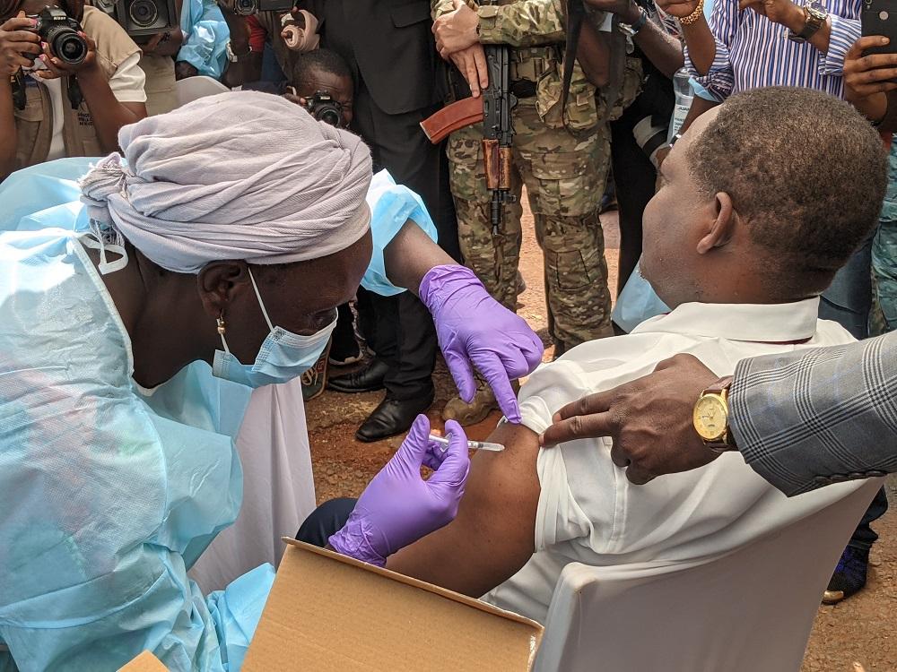 Firmin Ngrébada, le Premier Ministre de la République centrafricaine, recevant sa première dose de vaccin AstraZeneca lors de la cérémonie de lancement officiel de la campagne de vaccination.
