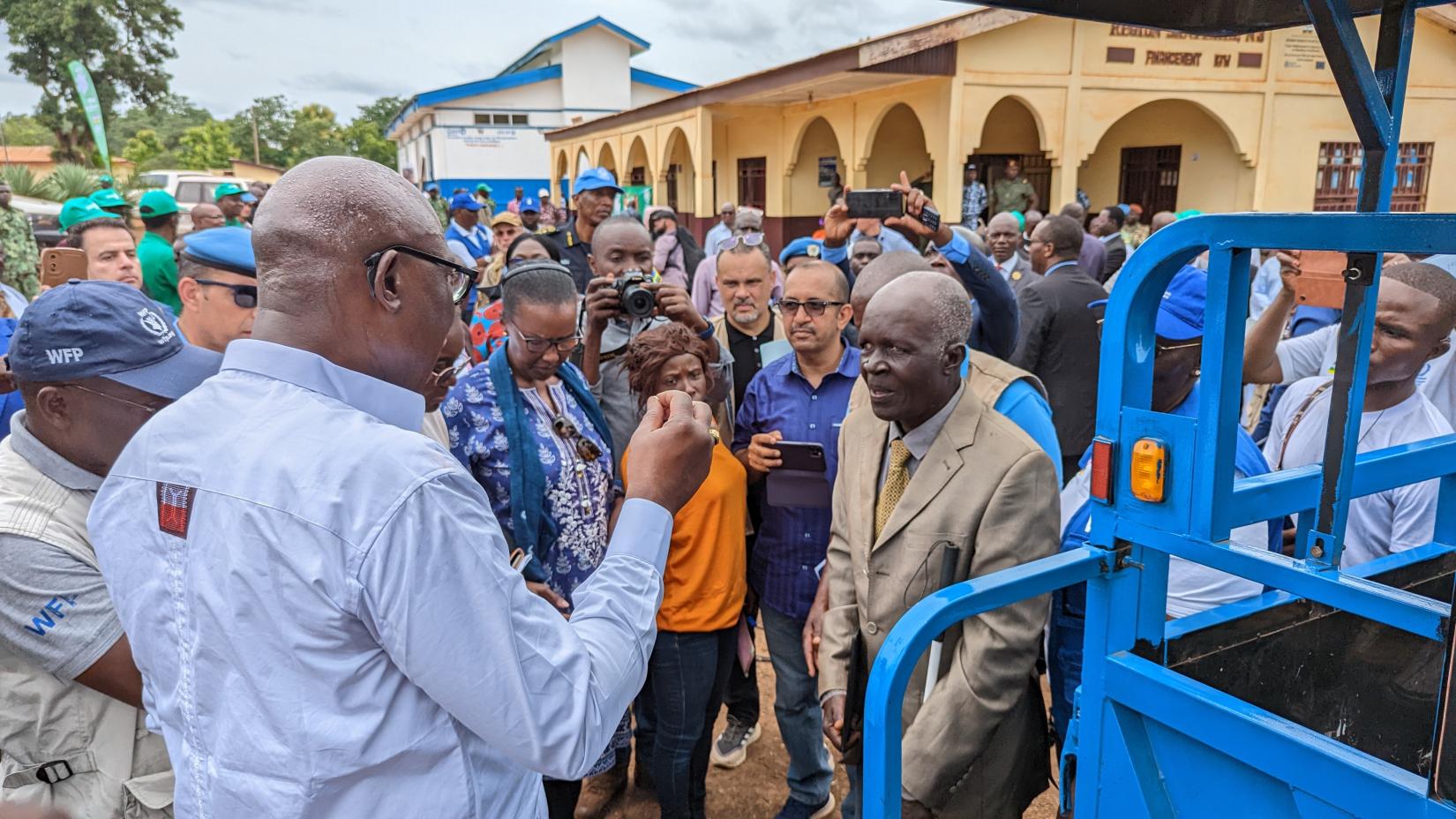 Le Premier ministre remettant la clé de la moto à trois roux à Doanga René, président des personnes aveugles de l’Ouham 