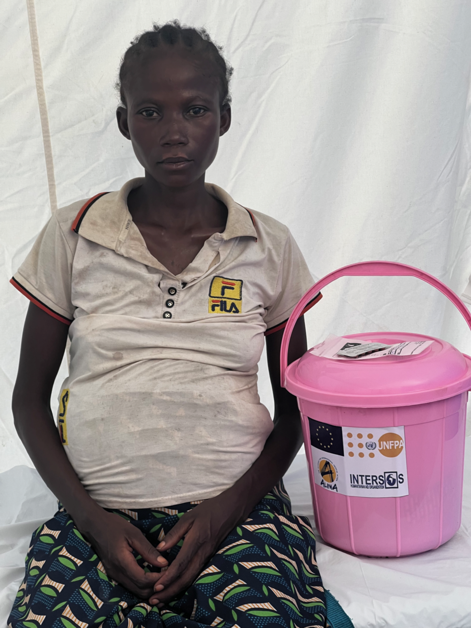 Prisca avec un kit maman remis par UNFPA