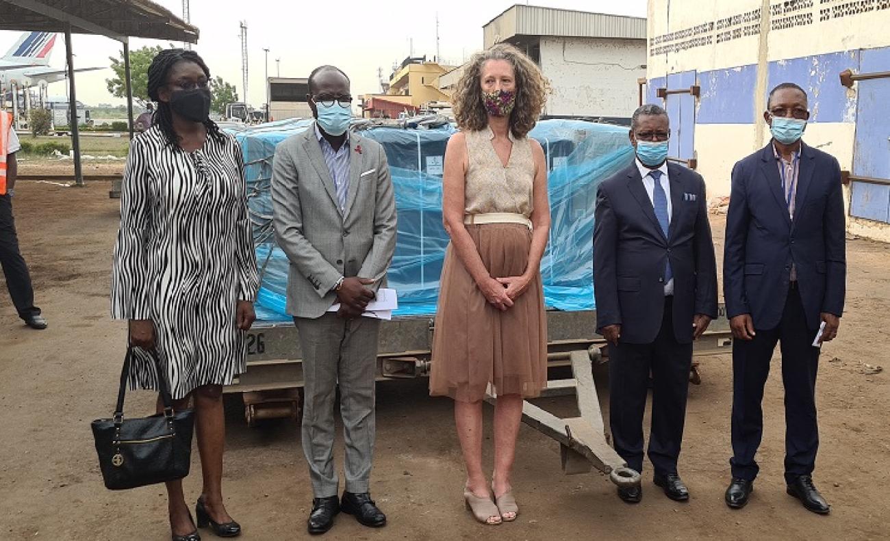 La Coordonnatrice résidente, Mme Denise Brown accompagnée du Ministre de la Santé et de la Population, Dr Pierre Somsé et d'autres personnalités à la réception des vaccins à l'aéroport international Bangui M'Poko