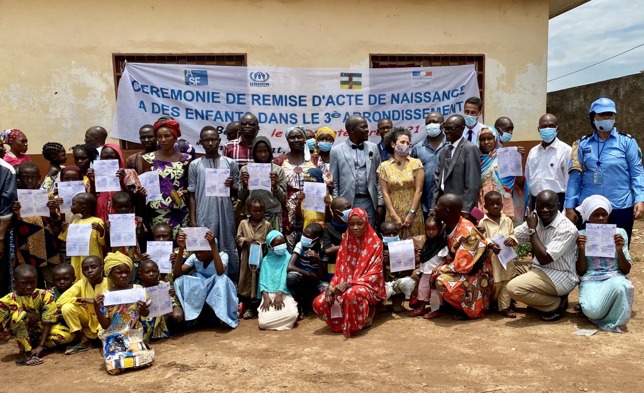Photo de famille lors de la remise symbolique de 50 actes de naissance aux enfants du 3e arrondissement de Bangui