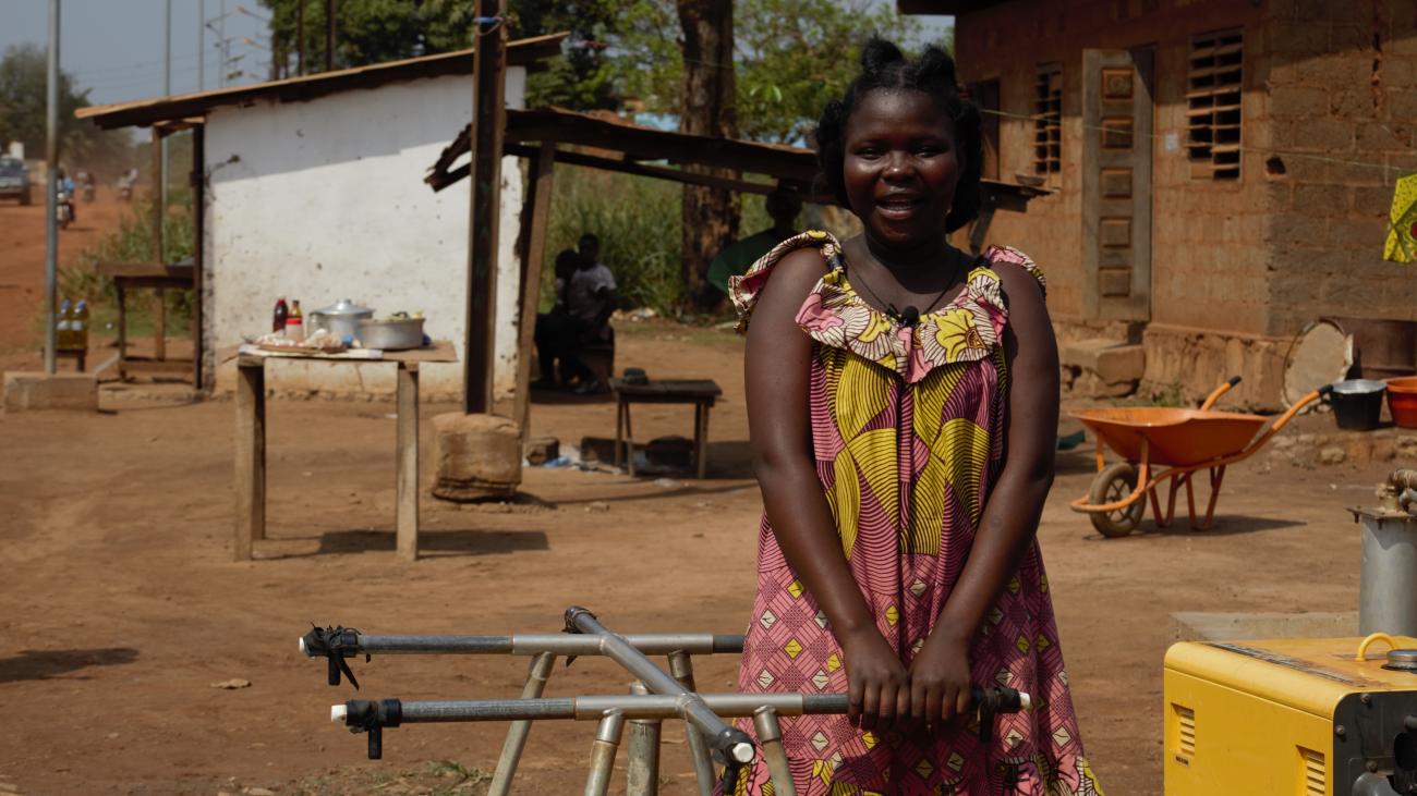 Noella, une vendeuse de beignets peut puiser de l’eau propre et lutter contre la COVID-19