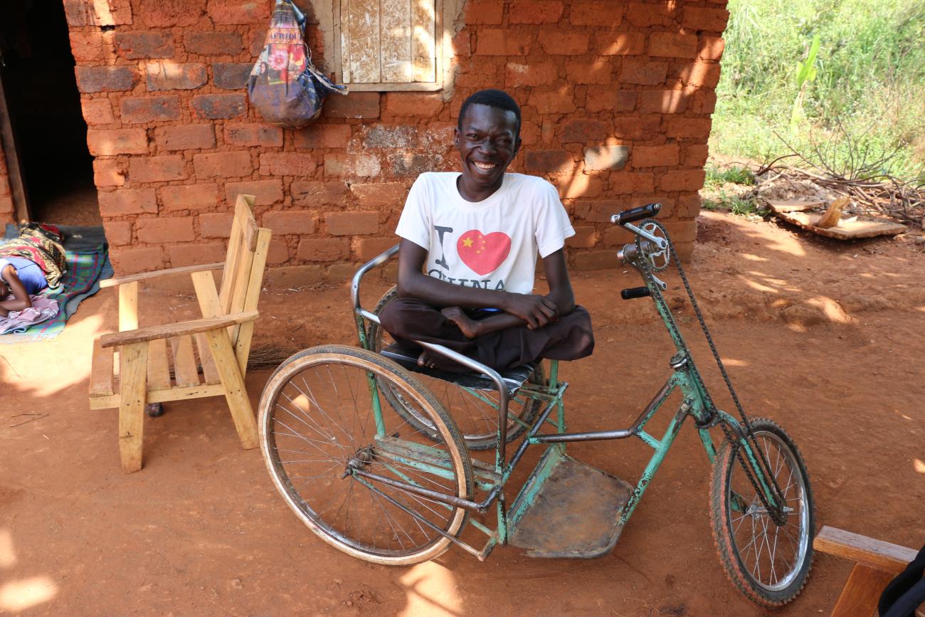 Gerardo, un jeune beneficiaire de Bossembele après la distribution de cashCovid. 