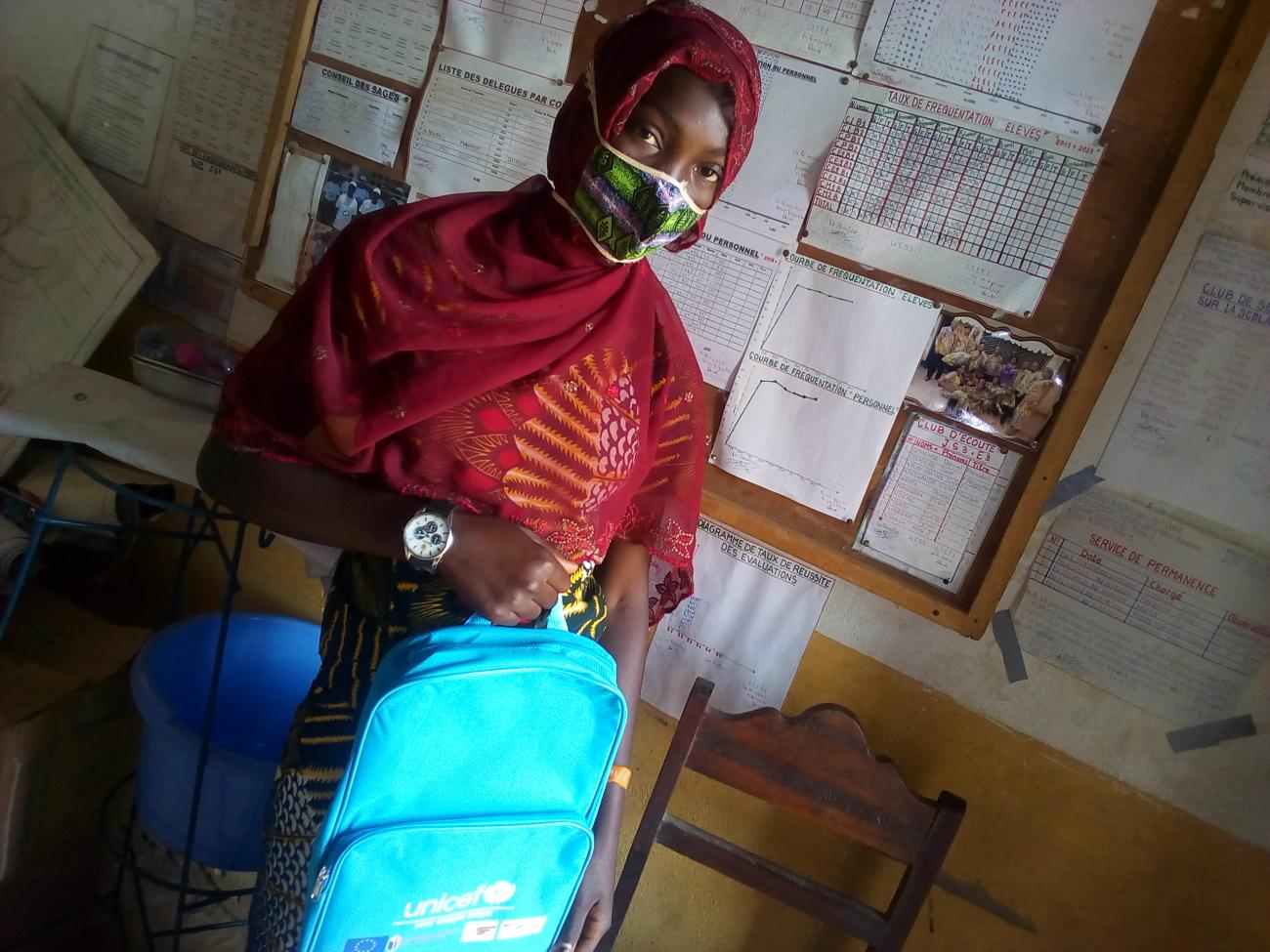 Djamila-Line, 15 ans, avec son nouveau sac à dos scolaire qu’elle a reçu de l’UNICEF