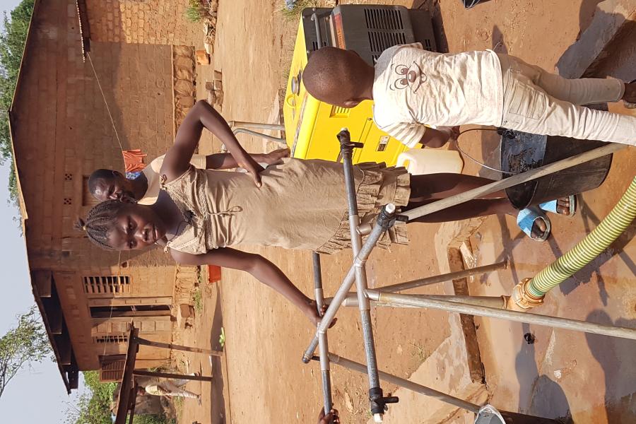 Gracia, 13 ans n’a plus à faire des kilomètres hors de son quartier Doloko pour aller chercher de l’eau pour se laver avant d’aller à l’école. 