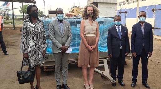 La Coordonnatrice résidente, Mme Denise Brown accompagnée du Ministre de la Santé et de la Population, Dr Pierre Somsé et d'autres personnalités à la réception des vaccins à l'aéroport international Bangui M'Poko