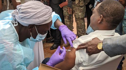 Firmin Ngrébada, le Premier Ministre de la République centrafricaine, recevant sa première dose de vaccin AstraZeneca lors de la cérémonie de lancement officiel de la campagne de vaccination.