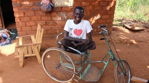 Gerardo, un jeune beneficiaire de Bossembele après la distribution de cashCovid. 