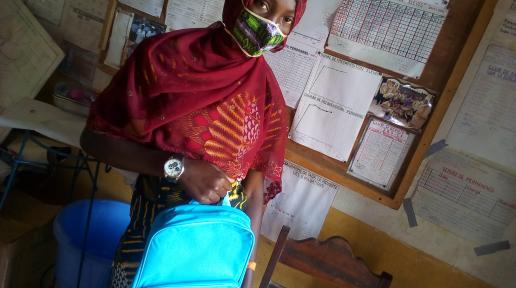 Djamila-Line, 15 ans, avec son nouveau sac à dos scolaire qu’elle a reçu de l’UNICEF